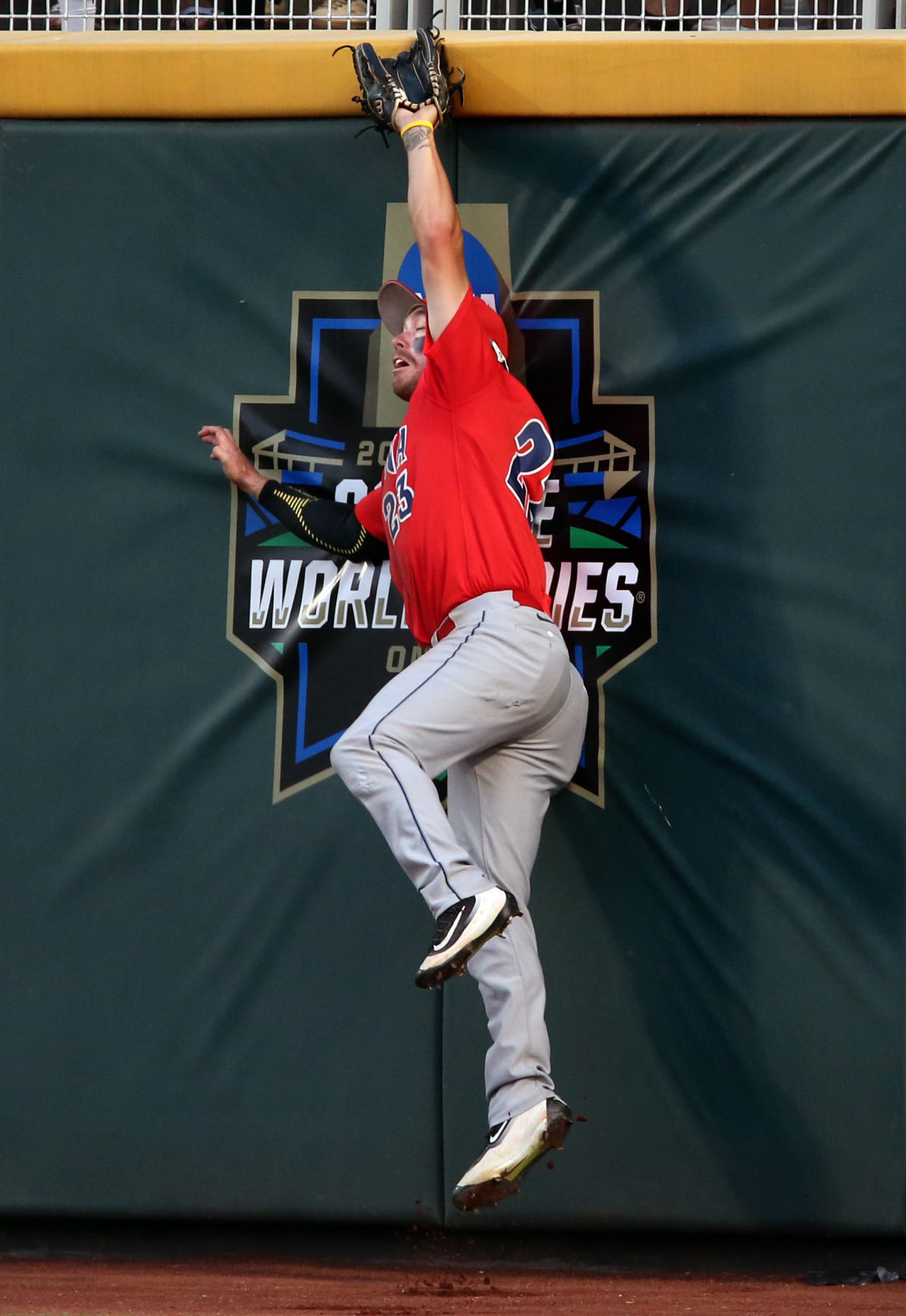 Arizona vs. Coastal Carolina in College World Series finals