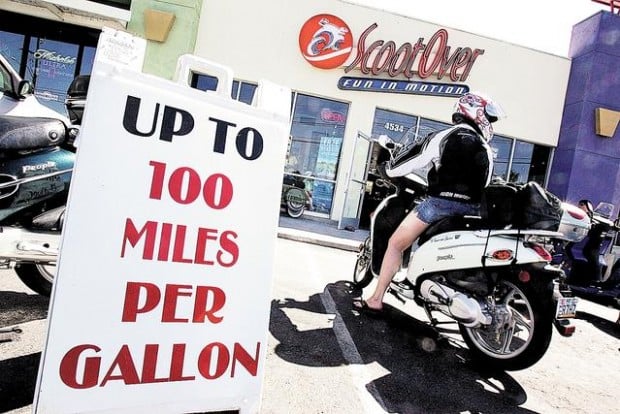 El alto precio de la gasolina fuerza ventas de motonetas  