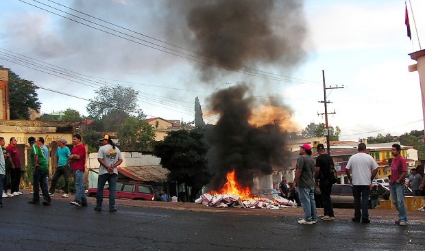 Unrest hits 2 Son. mining towns   