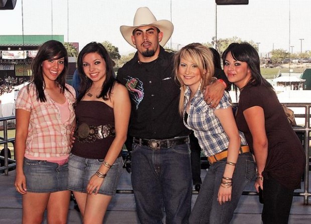 Cañonazo musical de La Caliente 102.1 FM  