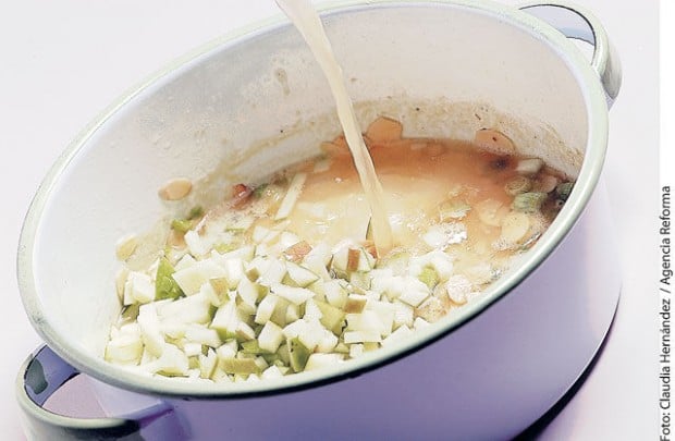 Sopa de manzana y almendras  