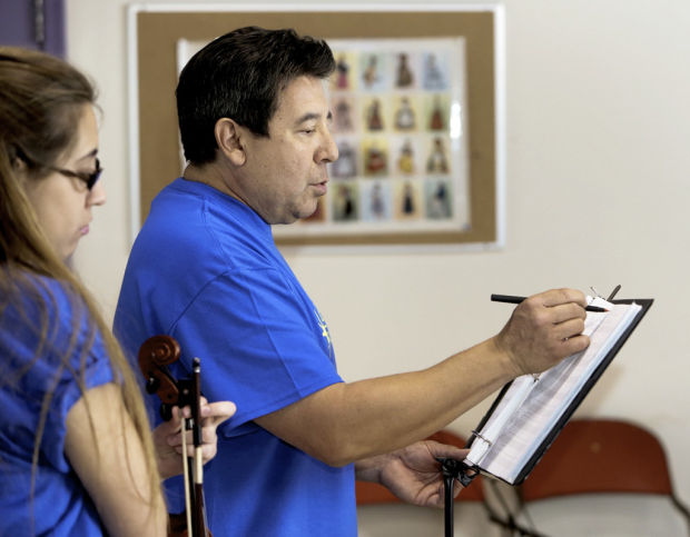 behinD mariachis there's a mentor    