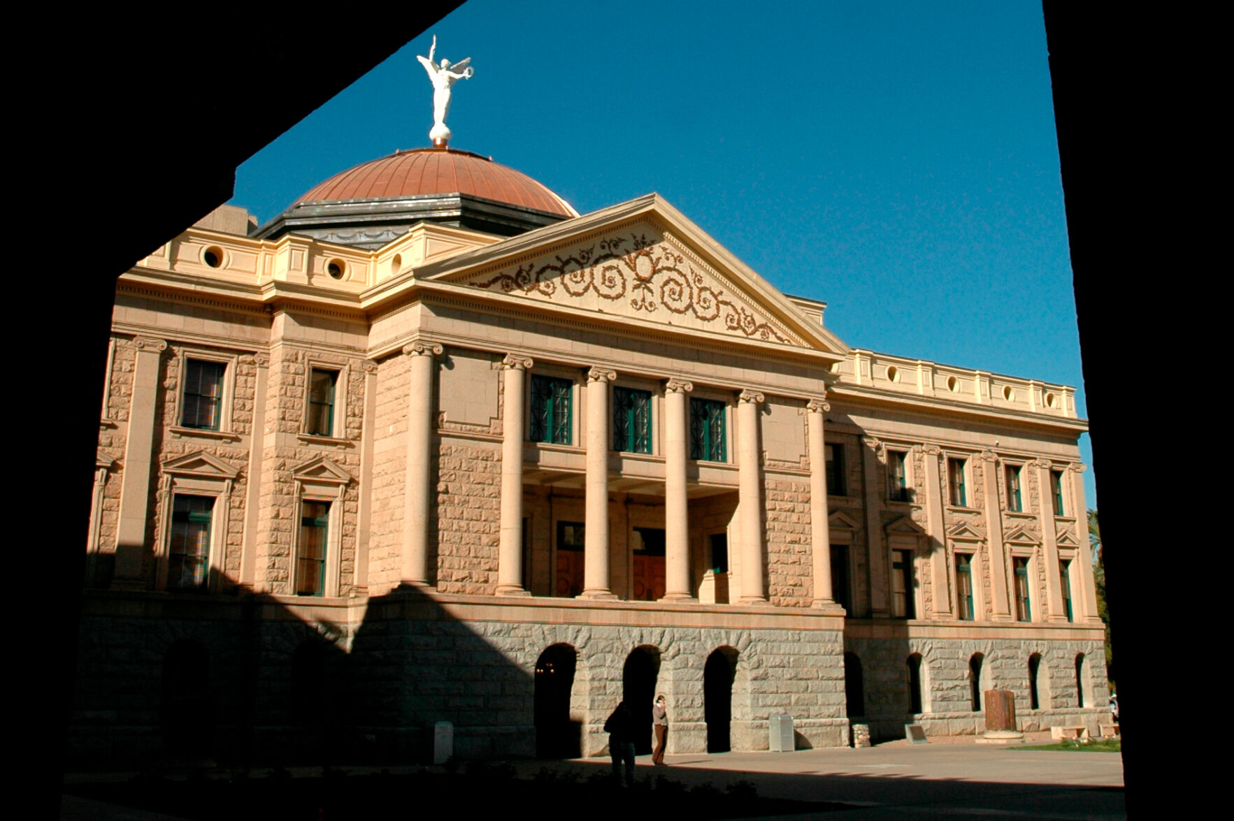 State of ֱ, Capitol building