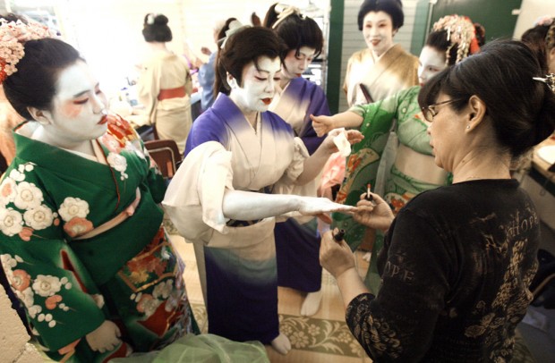 Troupe keeps kabuki tradition alive   