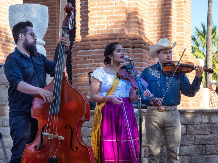 Linda Ronstadt returns to Banámichi, Sonora