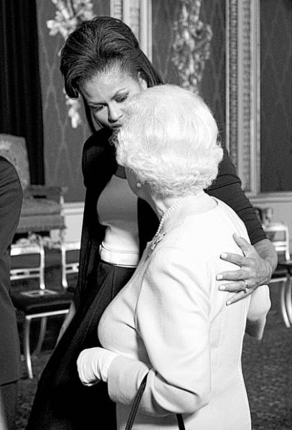 Michelle Obama impresses queen, gets rare display of royal affection  