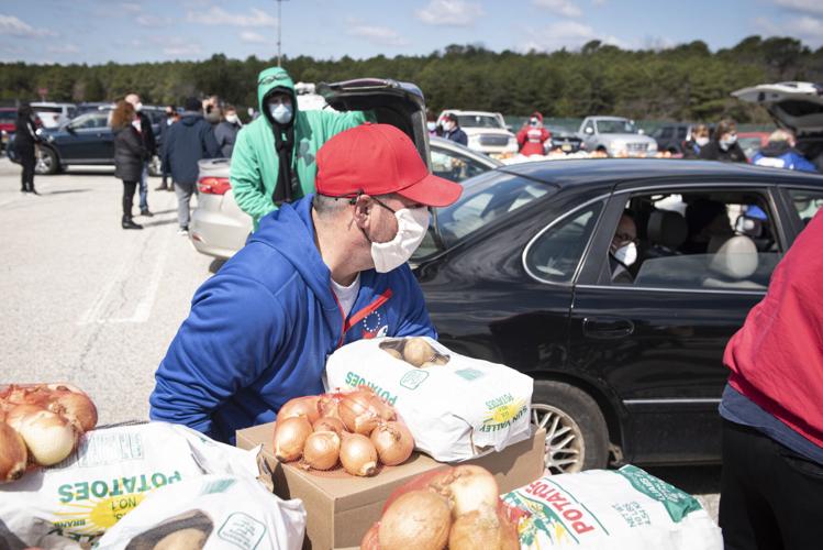 042320_gal_fooddrive_043