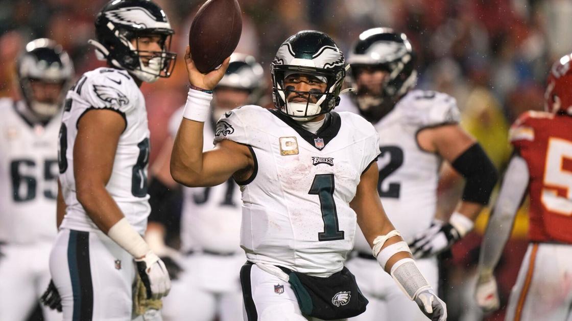 Eagles push past Chiefs in Super Bowl rematch