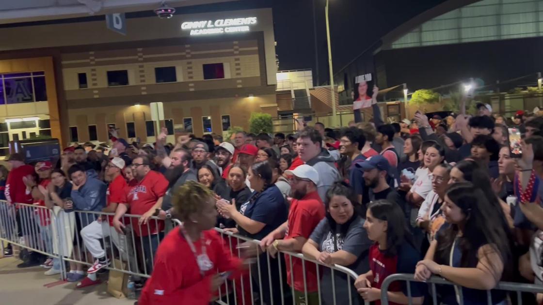 Arizona volleyball coach hypes up UA basketball fans for Wildcats' return to Tucson