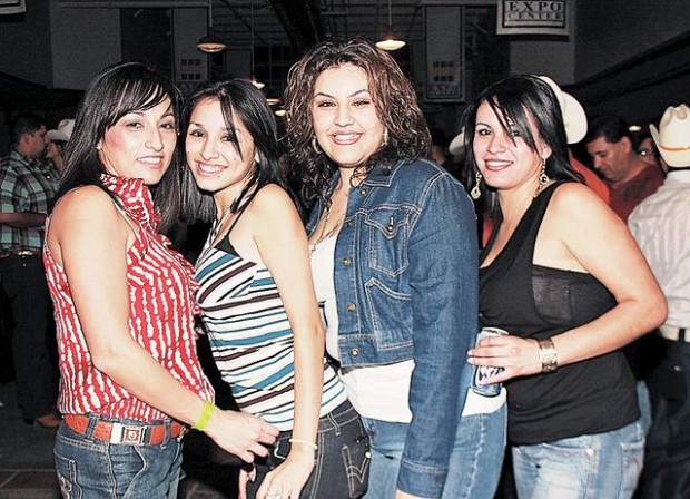 Festejan Thanksgiving Day con bailazo  