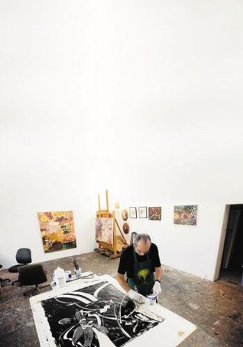 Artist makes the desert burst with color, energy  