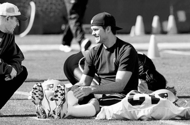 Burress makes Brady giggle: 'We're only going to score 17?'  