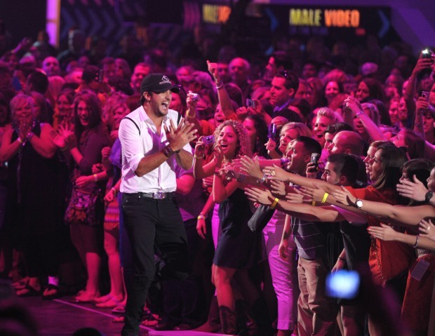 Luke Bryan reacts to win