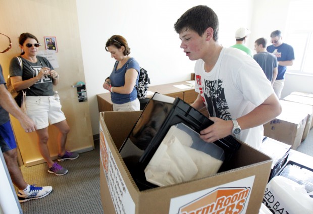 UA freshmen move into dorms