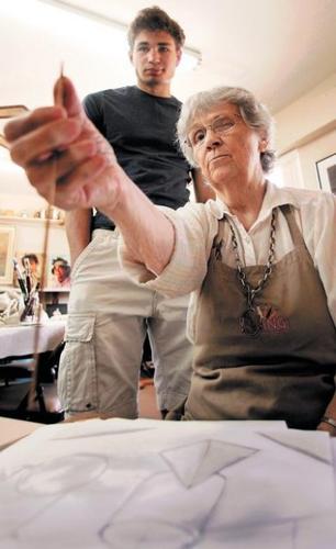 Bonnie Henry : Art is fun, instructive with 'The Crayon Lady'  