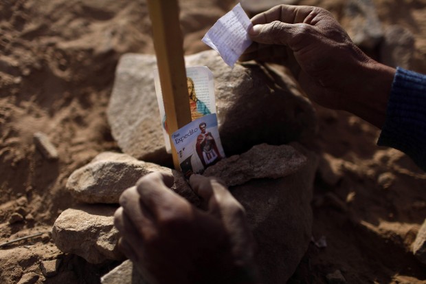 Chilean miners get food, oxygen, hope   