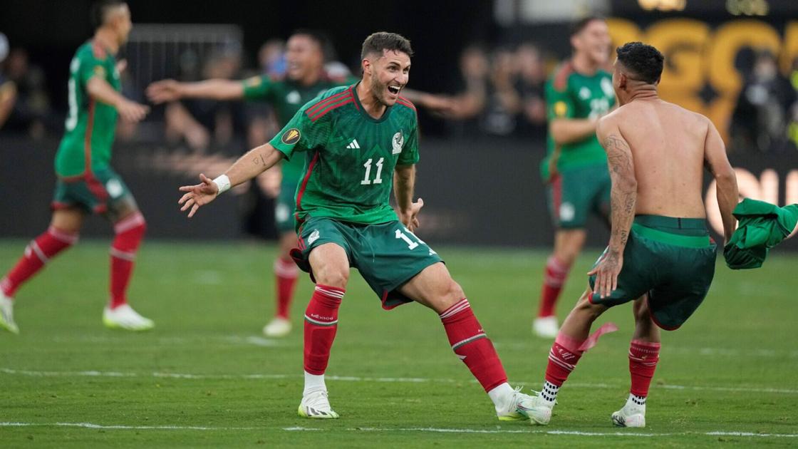 Giménez scores in 88th minute to lift Gold Cup for Mexico