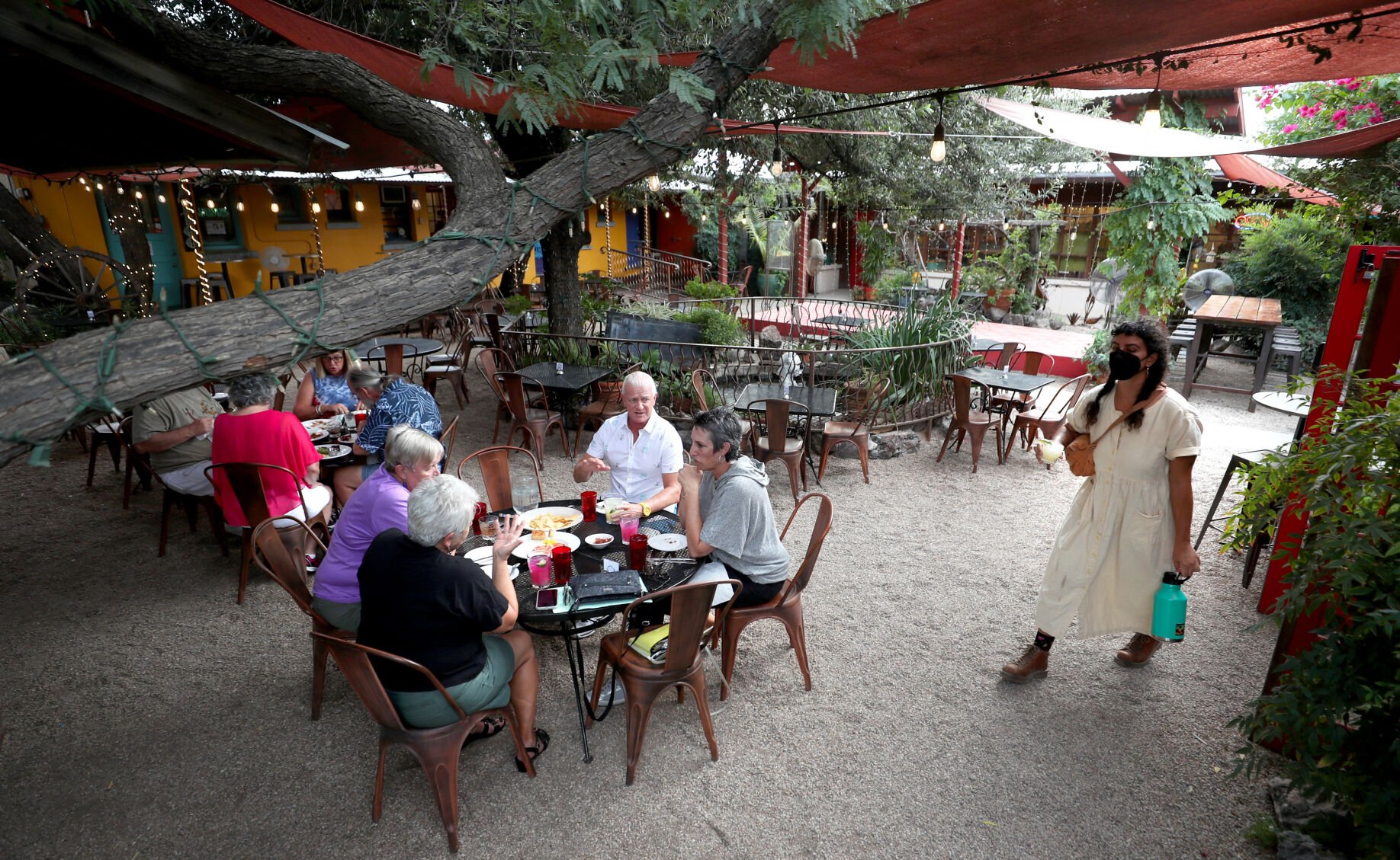 Downtown restaurants outdoor discount seating