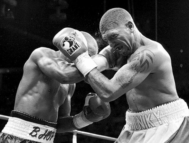 Headbutt pivotal in Hopkins' win over Wright  
