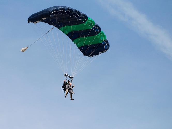 AV-90YEAROLD-PARACHUTEJUMP-3-SD