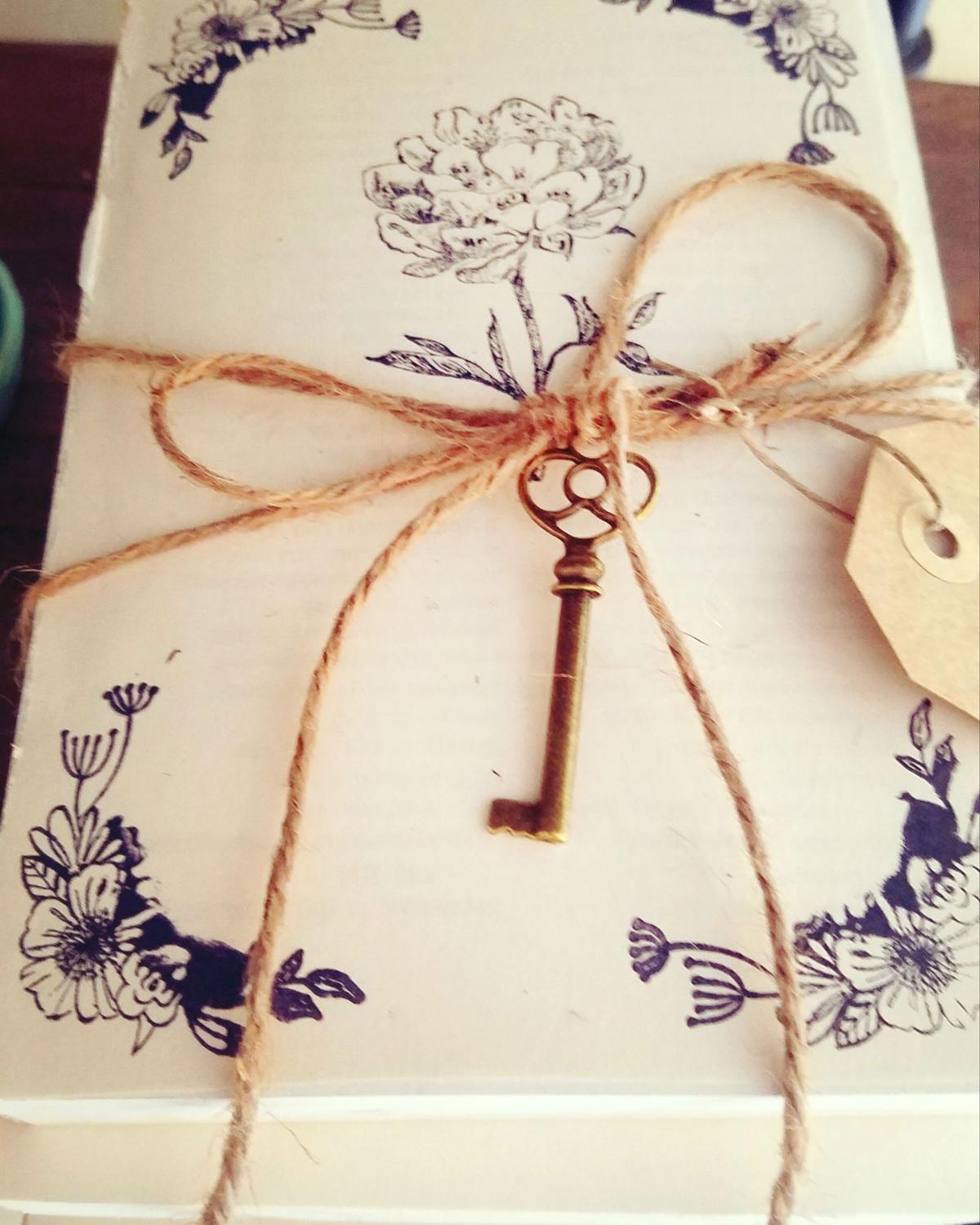 Order adorable bookish décor for your wedding from this online