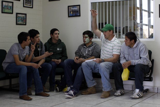 Romney rara vez menciona sus raíces mexicanas   