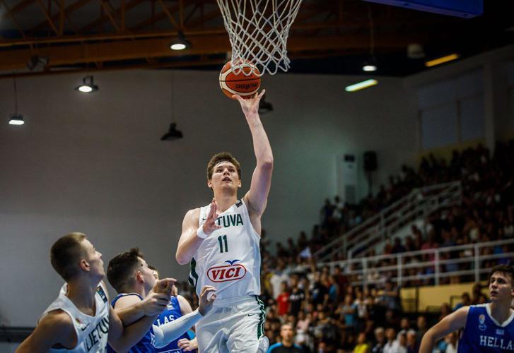 Azuolas Tubelis commits