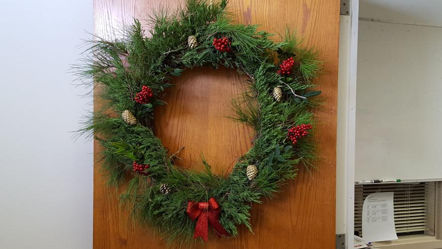 DIY holiday decorating making a wreath 5