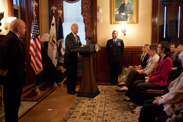 Beaming Giffords, at Kelly's retirement, moves without aid   