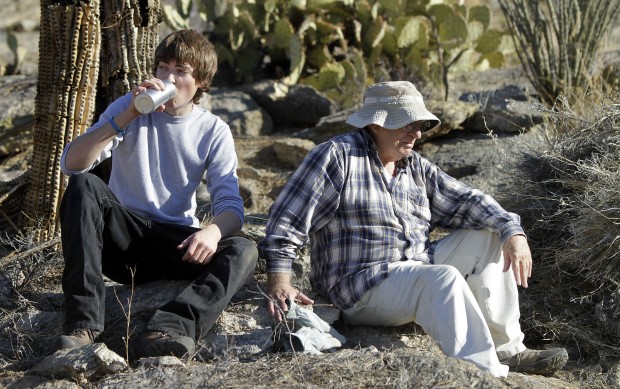 Volunteers fight war against buffelgrass at Saguaro Park  