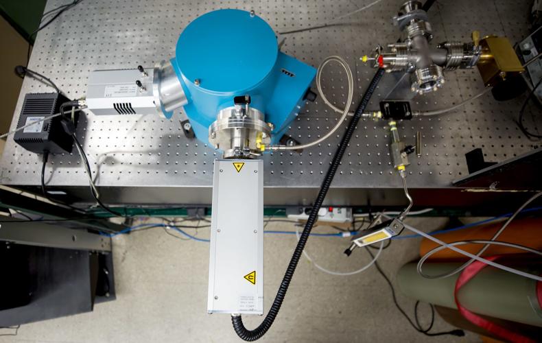 Vacuum Ultraviolet Raman Spectrometer