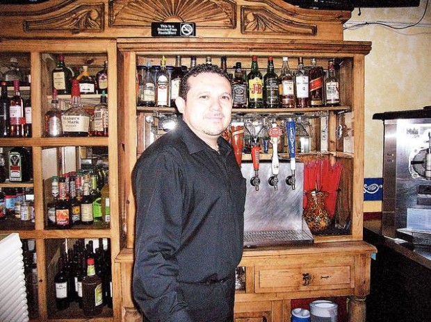 Hey, barkeep!: Bartender's side job: pro ballplayer in Sonora  