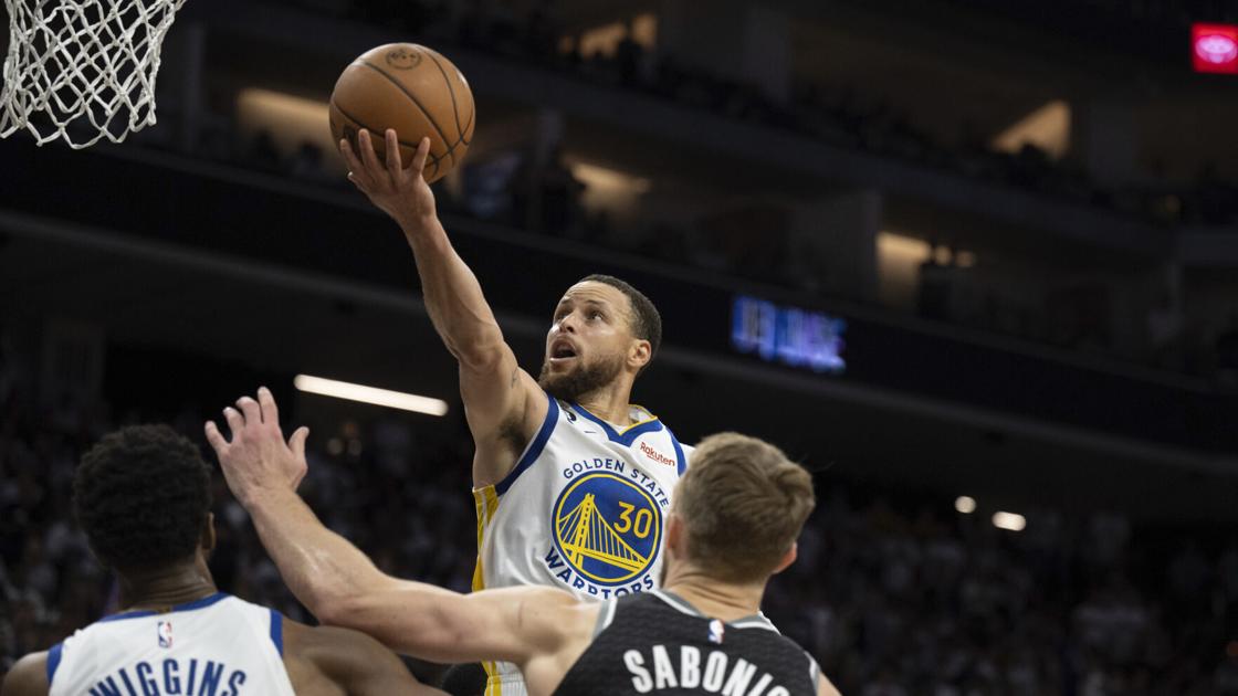 Curry scores playoff career-high 50 as Warriors down Kings