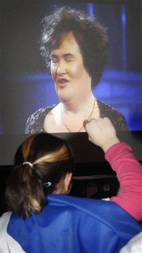 Unlikely UK sensation Boyle sings rousing 'Memory'  