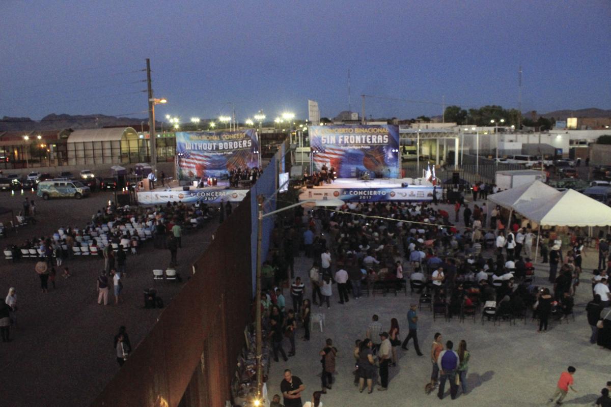 Douglas y Agua Prieta celebran concierto a través del muro Tucsón