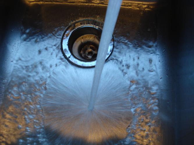 Will adding water to toilet cut clogs?