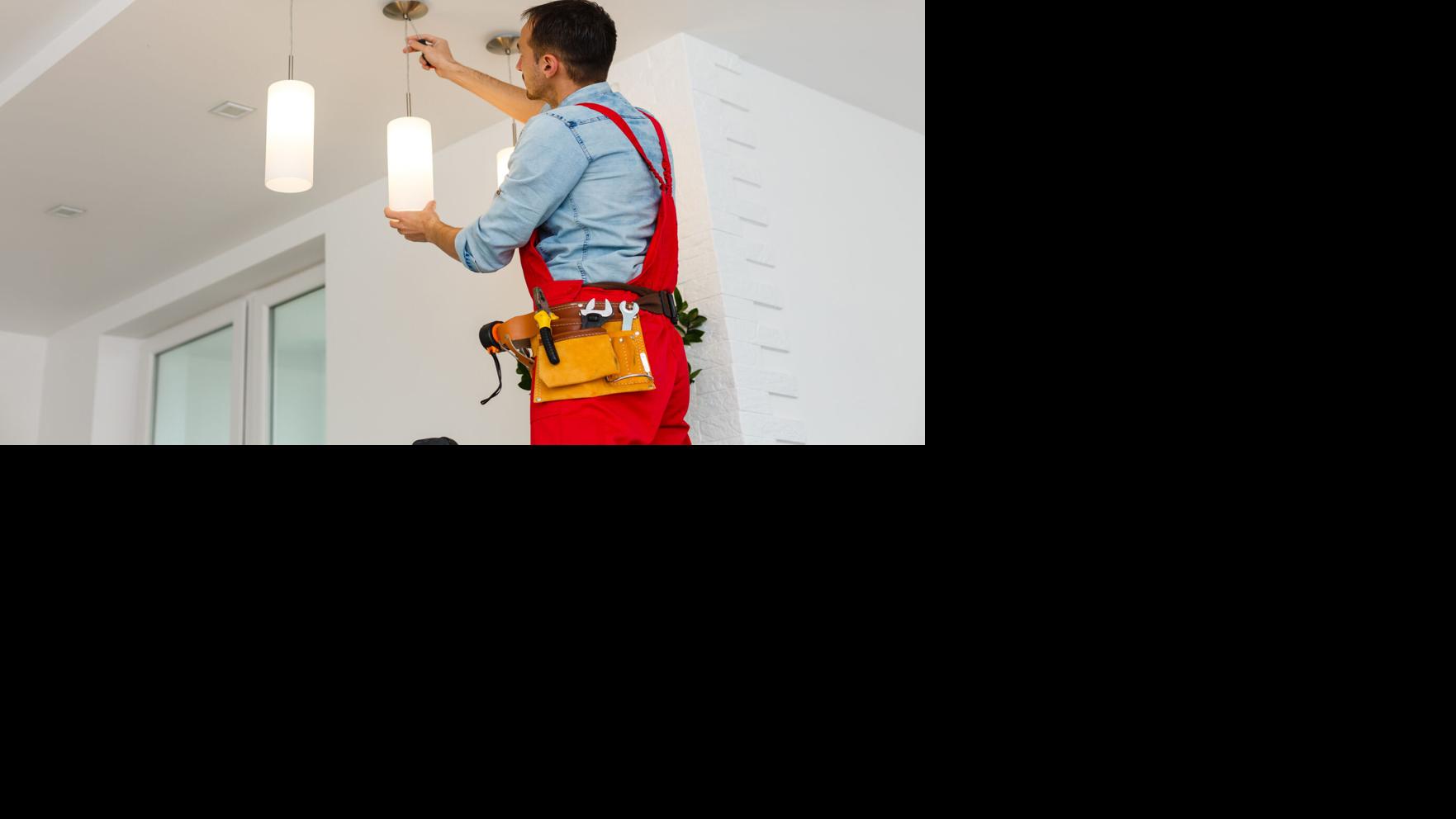 Elektrikas tikrina elektros skydelį