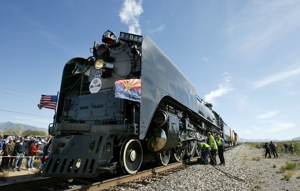 Union Pactific steam engine arrives in Tucson