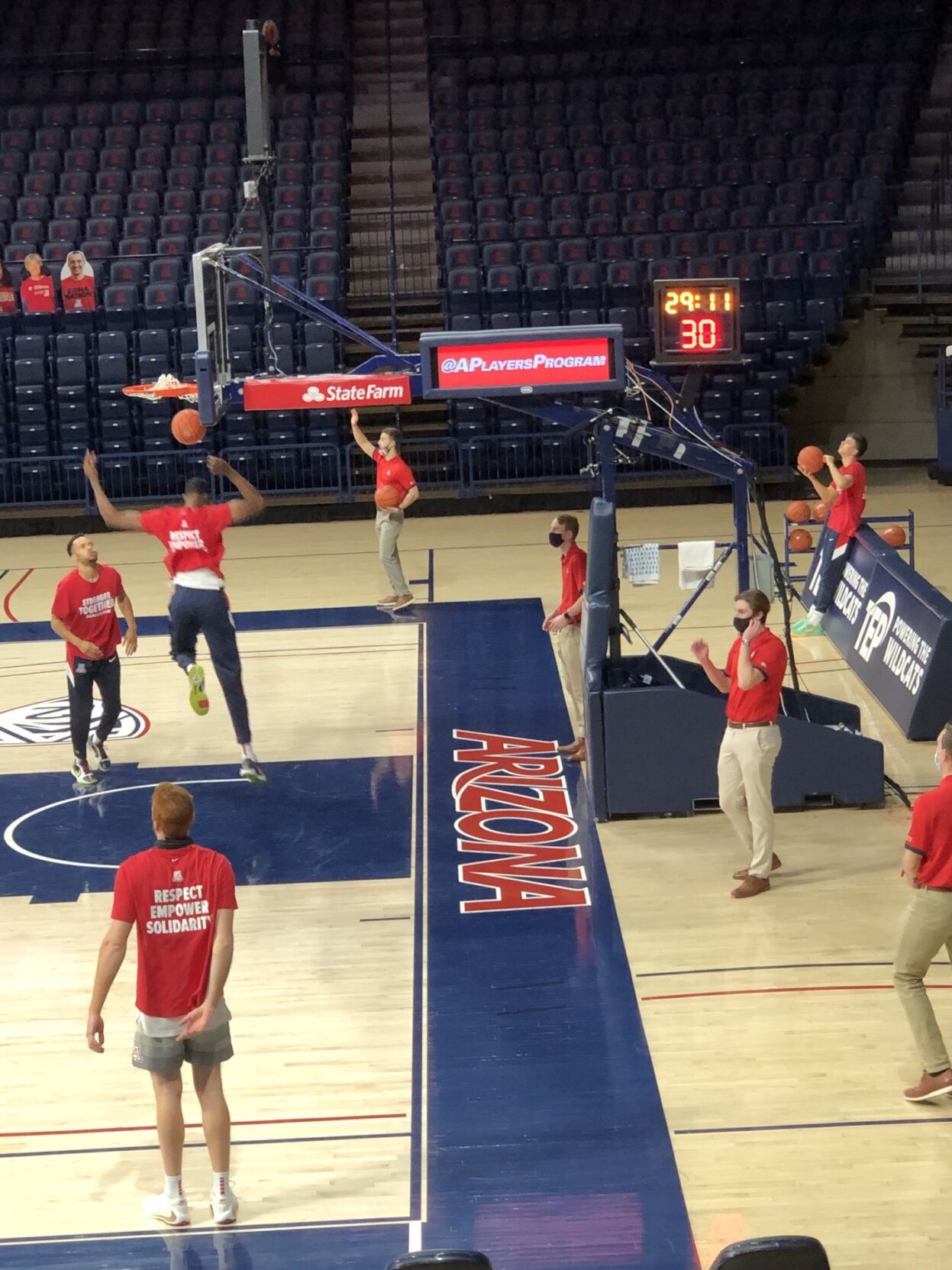 Kerr Kriisa and Arizona Wildcats warm up for Bakersfield