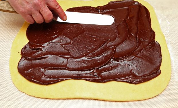 Making chocolate babka