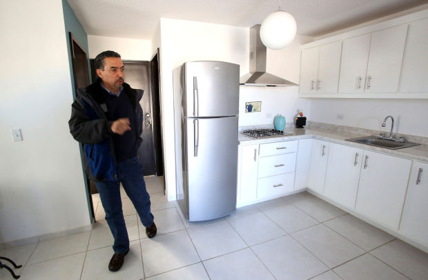 Complejo habitacional de Nogales, con vistas a la frontera    
