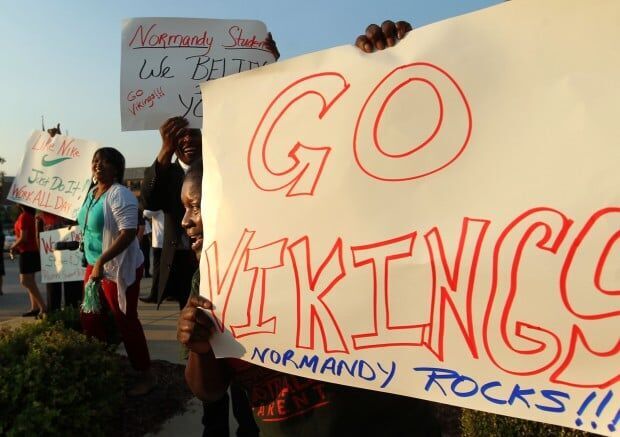 Community supports Normandy High School students on their first day of school