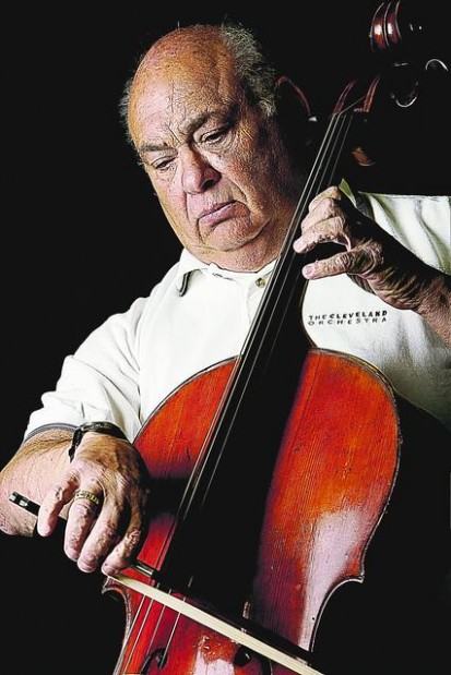 Wolfe returns to neighborhood clubhouse for intimate concert  
