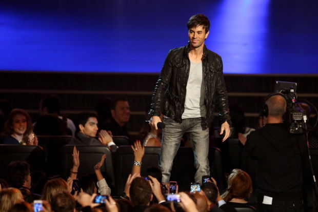 Singer Iglesias reaches out to 3 Tucson sisters on Christmas Eve