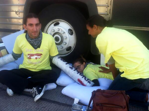 Up to 80 Tucson activists disrupt courthouse immigration hearings