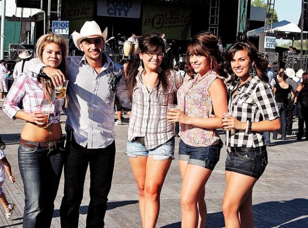 Cañonazo musical de La Caliente 102.1 FM  