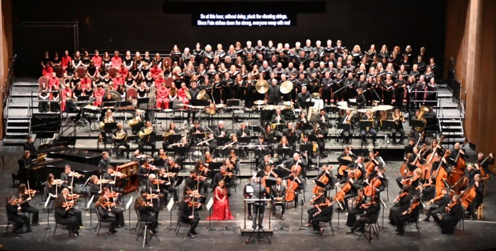 ֱ Symphony's 'Carmina Burana' a 'go big or go home' performance