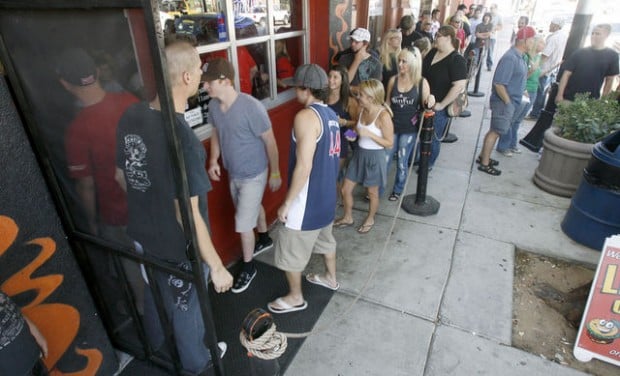 Tucson challenge: 'Man vs. Food' tackles Lindy's massive burger tonight  