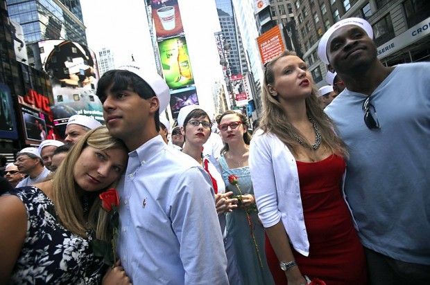 New Yorkers give patriotic pecks to mark V-J Day anniversary   