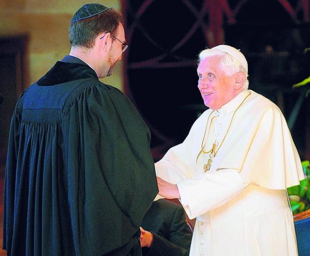 Pope 'deeply sorry' for sex abuse in Australia  